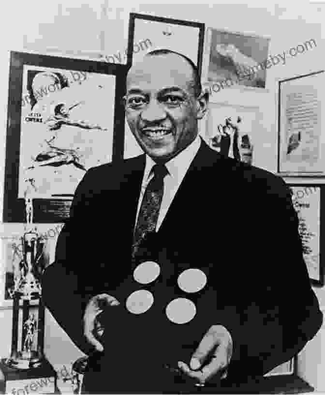 Jesse Owens Holding His Four Gold Medals DK Life Stories Jesse Owens: Amazing People Who Have Shaped Our World